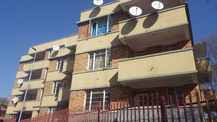 3 Bedroom Flat To Rent in Bellevue with 24hr security and convenient amenities.