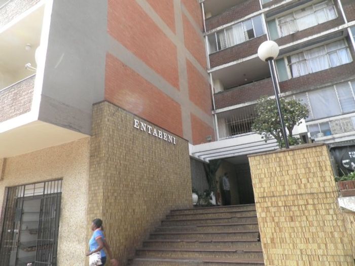 Hillbrow Flat To Rent: Secure building, close to amenities and transport options.