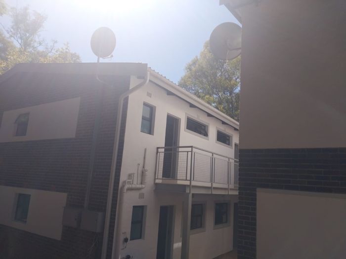 Windsor West Flat To Rent: Spacious living, parking, braai area, near amenities.