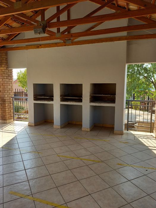 To Rent: Flat in Midrand Central with pool, braai area, and 24/7 security.