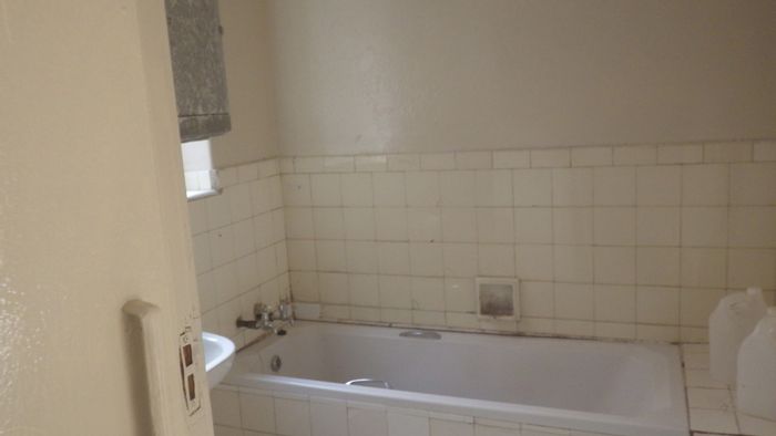 2-bedroom flat to rent in Yeoville, close to schools and transport amenities.