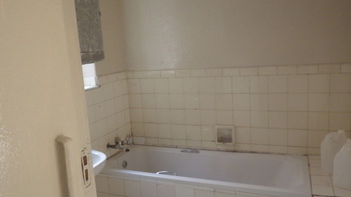 Flat to Rent in Yeoville: Convenient amenities, close to transport and schools.