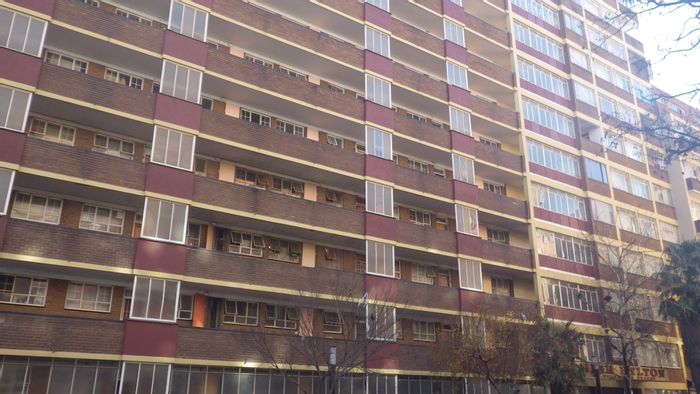 Flat To Rent in Hillbrow: Spacious unit, kitchenette, secure access, near transport and amenities.