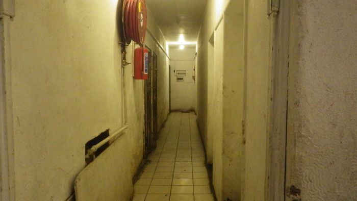 Flat to Rent in Johannesburg Central: Bachelor apartment near transport, shops, and schools.