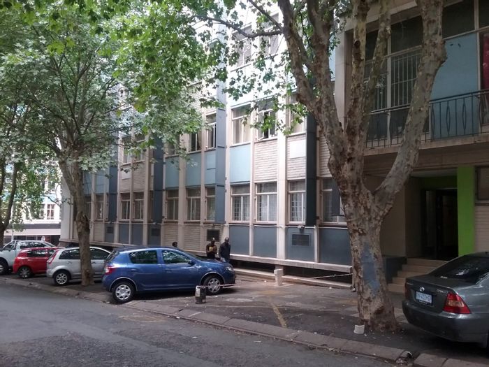 Berea Flat To Rent: 2 Bedrooms, open plan living, secure access, near amenities.
