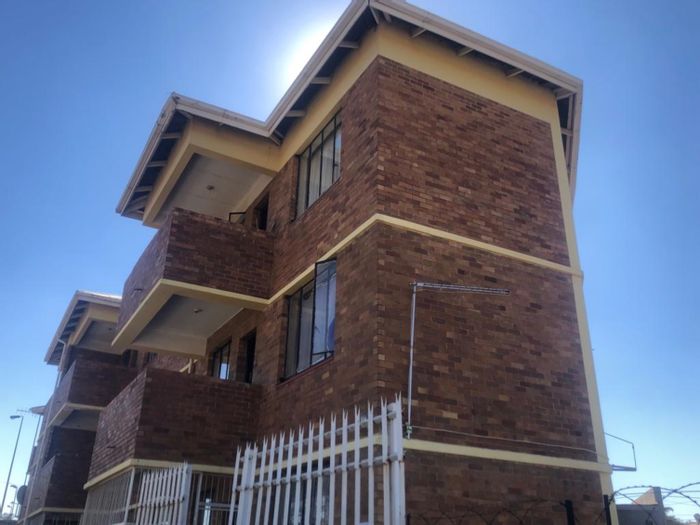 Flat To Rent in Roodepoort West: 2 bedrooms, secure parking, near amenities.