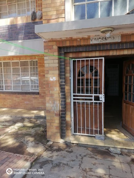 Flat To Rent in Rosettenville: 1 bedroom, pre-paid electricity, water included, near transport.