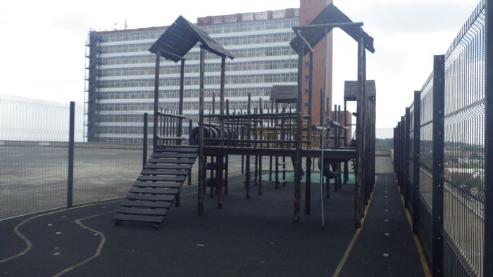 Flat to Rent in Randburg Central: Gym, shopping mall access, secure parking, first month free.