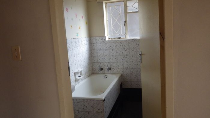 2-Bedroom Flat To Rent in Yeoville with secure access, public transport, and amenities.