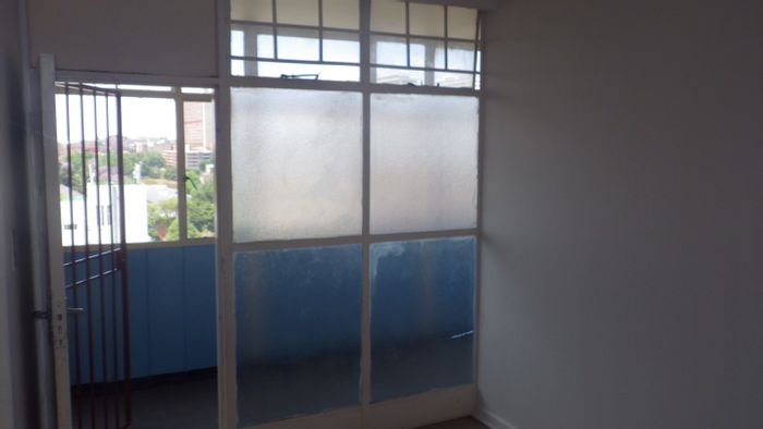 Charming Flat in Hillbrow: First Month Free, Secure Parking, Walk to Amenities!