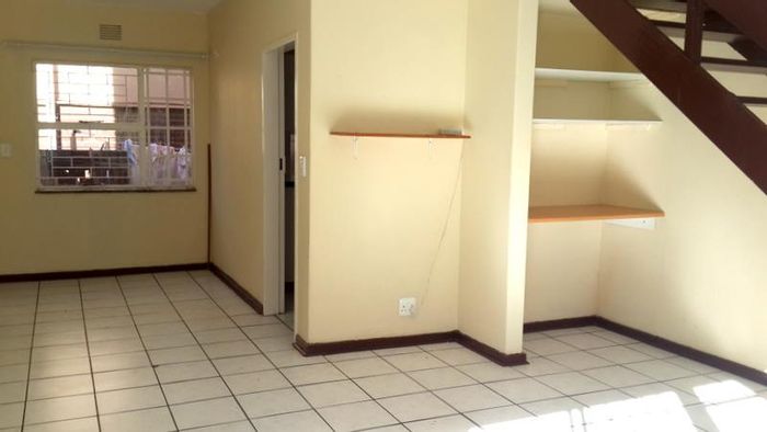 2-bedroom duplex apartment to rent in Jansen Park, near schools, with carport.