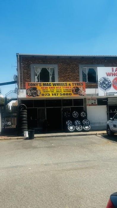 Commercial shop to rent in Beyers Park, R12,000 p/m, ample parking.