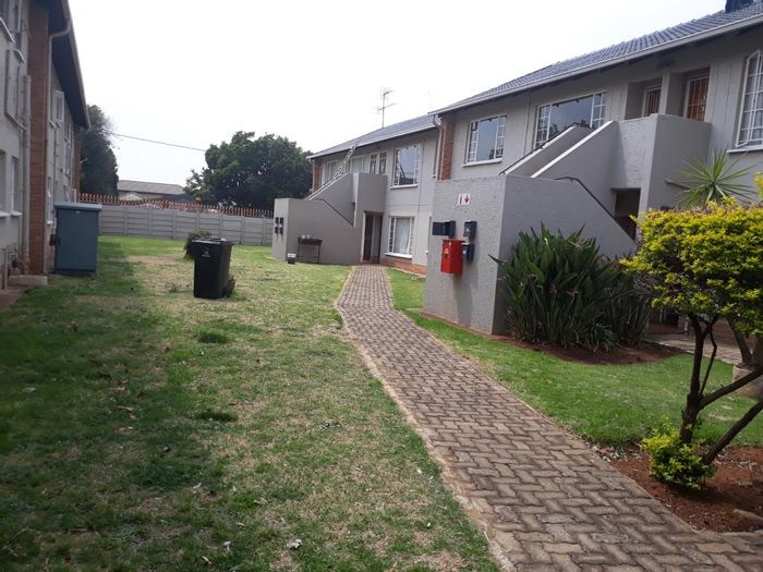 Boksburg West Apartment To Rent: 2-bed unit, pool access, 24-hour security.