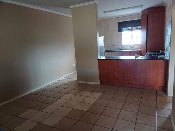 Meyersdal Apartment To Rent: 2 Bedrooms, secure complex, parking, close to amenities.
