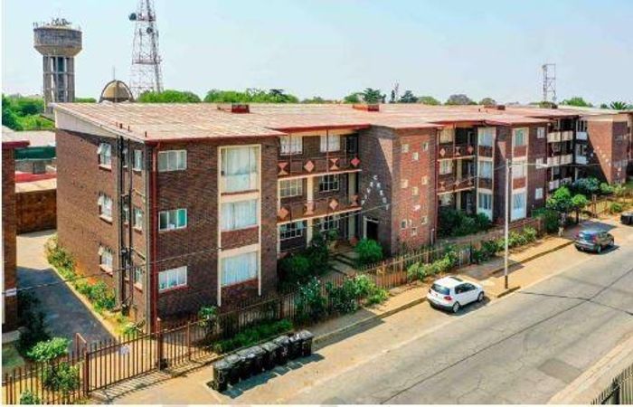 To Rent: Apartment in Primrose with 2 bedrooms, prepaid electricity, and garage.