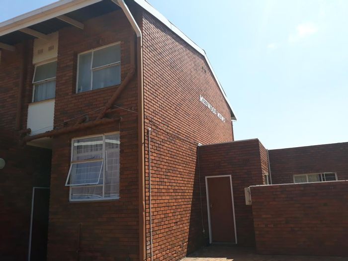 To Rent: Apartment in Meadowbrook with 3 beds, private garden, and amenities nearby.