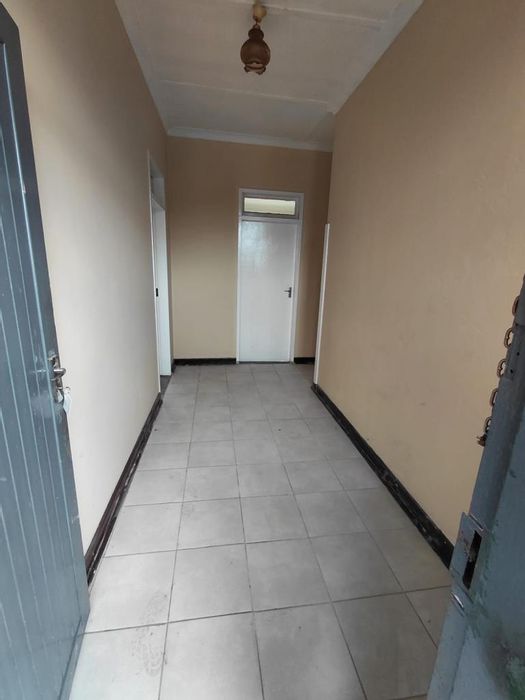 Rouxville Apartment To Rent: 2 bedrooms, open-plan living, prepaid utilities included.