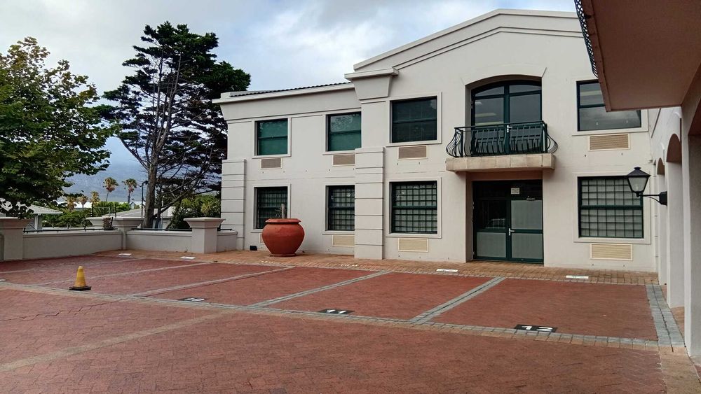 Neat ground floor office rental on the border of Tokai and Bergvliet