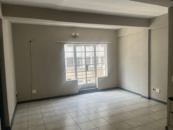 Flat To Rent in Johannesburg Central: 24/7 security, prepaid electricity, free Wi-Fi.