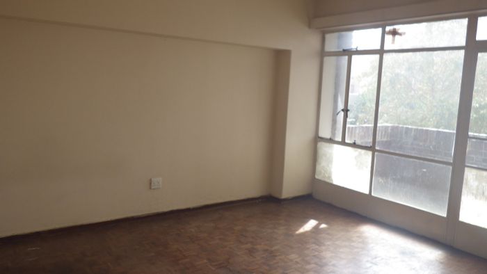 Flat To Rent in Joubert Park: Secure building, close to shops, schools, and transport.