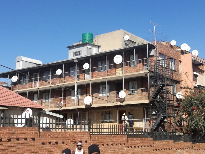 Flat to Rent in Yeoville: Secure parking, close to amenities and parks.