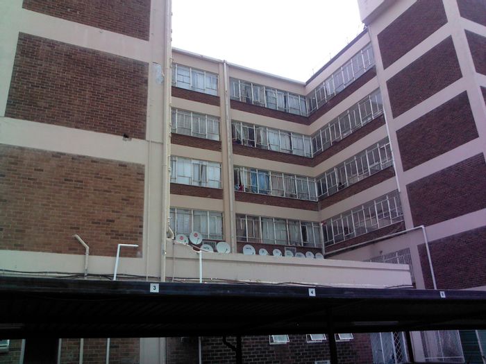 Flat To Rent in Randburg Central: 1 bed, secure parking, near shops and transport.