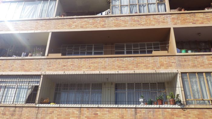 1-Bedroom Flat To Rent in Bellevue with 24hr security and nearby amenities.