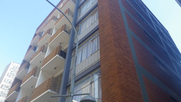 Flat To Rent in Braamfontein: Bachelor pad, parking, near transport and amenities.