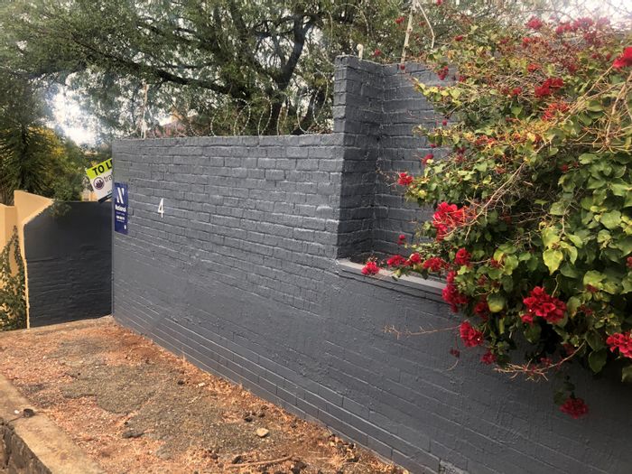 Auckland Park House To Rent: Secure, spacious with kitchenette, near amenities and transport.