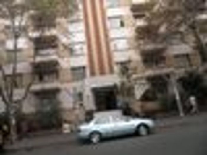 Berea Flat To Rent: 2 bedrooms, secure building, near transport and amenities.