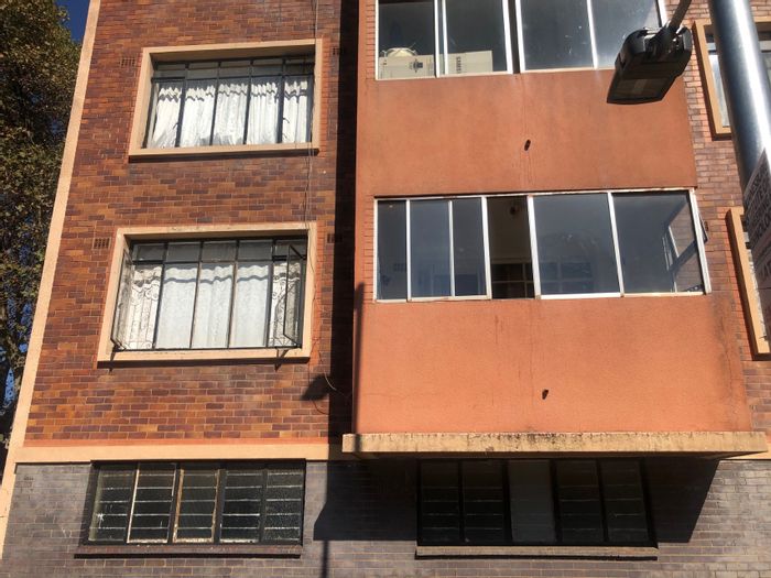 Yeoville Flat To Rent: 2 Bedrooms, secure living, close to transport and amenities.