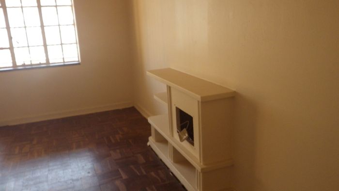 Flat To Rent in Rosettenville: 2 Bedrooms, secure complex, garage, close to amenities.