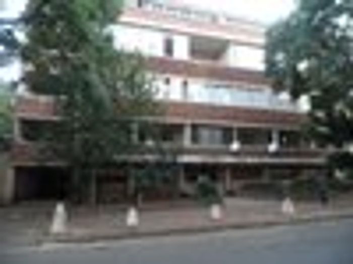 2 Bedroom Flat To Rent in Hillbrow, near shops and bus route.