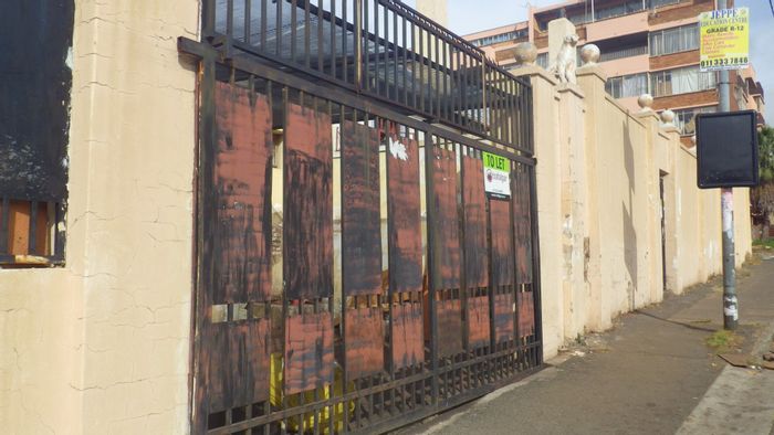 Yeoville House To Rent: Spacious rooms, close to schools, shops, and transport.