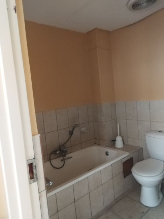 Flat To Rent in Braamfontein: Pre-paid utilities, close to amenities and schools.