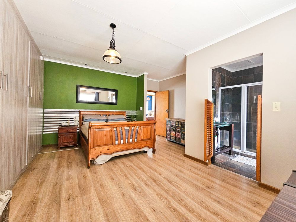 Spacious room with en-suite bathroom